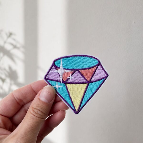 Diamant strygemærke i pastelfarver. Broderet mærke til tøj og tasker i lilla, turkis, rosa og gul.