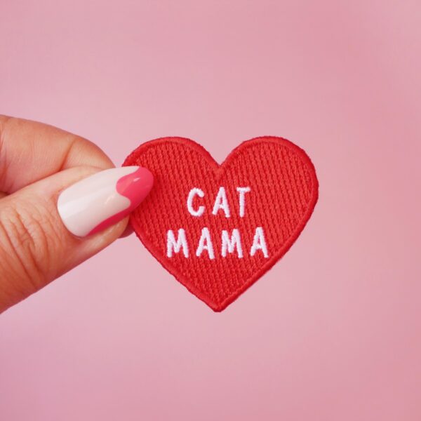 Broderet Cat Mama strygemærke formet som et rødt hjerte til tøj, tasker og accessories.