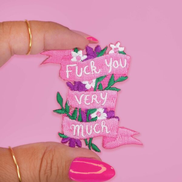 Broderet "Fuck You Very Much" strygemærke med blomsterdesign i pink til tøj, tasker og accessories.