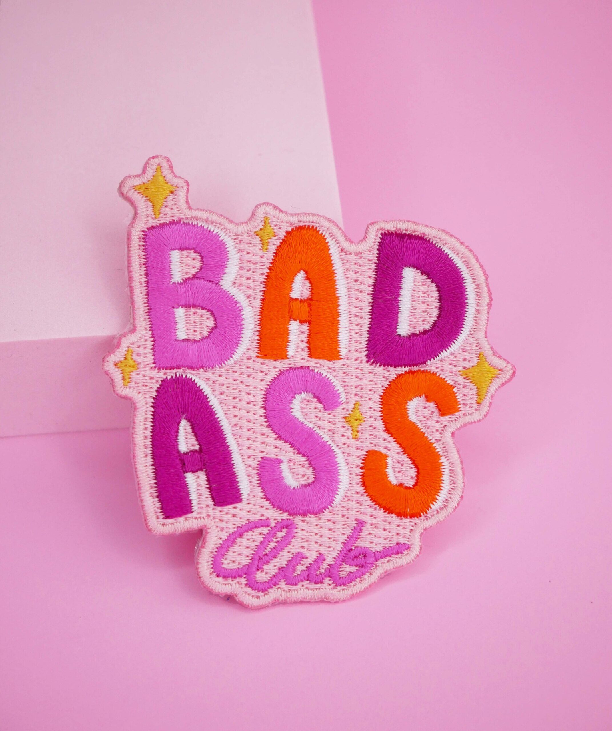 Strygemærke med "Badass Club" – broderet Girl Power-mærke