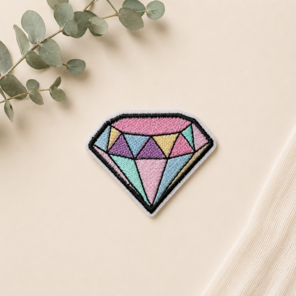 Broderet strygemærke med pastelfarvet diamant til jakker, tasker og jeans.
