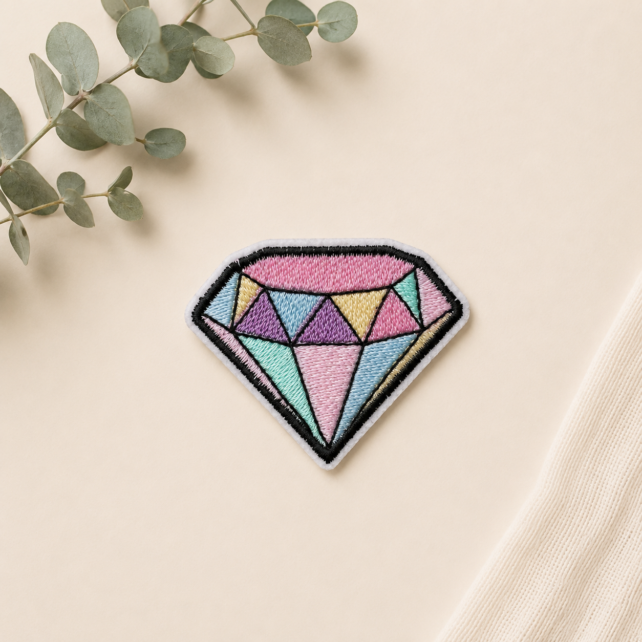 Broderet strygemærke med pastelfarvet diamant til jakker, tasker og jeans.