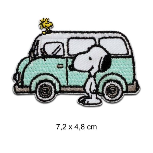 Snoopy strygemærke med Woodstock foran en mintgrøn bus fra Peanuts til reparation og dekoration af tøj.